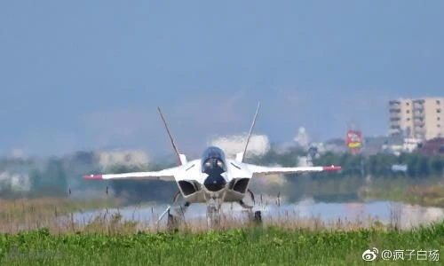 Ngắm "hàng hiếm" máy bay tàng hình thế hệ thứ 5 của Nhật