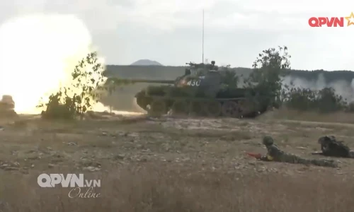 Mãn nhãn Su-30 ném bom yểm trợ xe tăng Việt Nam tiến công