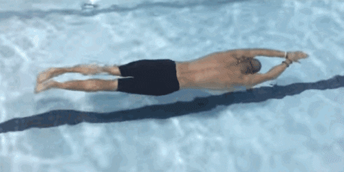 Một trong những kỹ thuật bơi được biệt kích hải quân Mỹ thuộc nằm lòng đó là kỹ thuật bơi nghiêng. Với cách bơi này, người lính có thể bơi được hàng chục kilomets với thời gian ngắn nhất và ít tốn sức hơn nhiều so với các kiểu bơi ếch hay bơi bướm. Nguồn ảnh: BI.