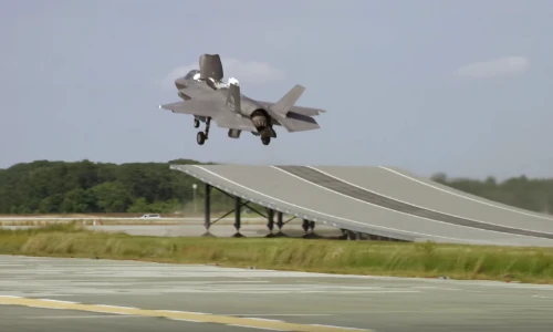 Tiêm kích F-35B cất cánh thành công từ tàu sân bay...mặt đất