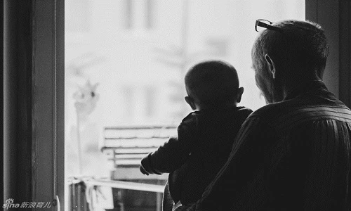 Xúc động nghẹn ngào hình ảnh ông nội chăm cháu