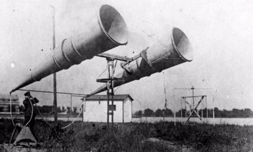 Soi dàn thiết bị định vị máy bay địch thời hoàng kim