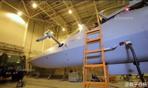 Trầm trồ hệ thống 'bú sữa" của siêu tiêm kích Su T-50