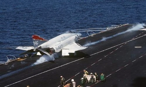 Vì sao tàu sân bay Trung Quốc còn kém xa Mỹ?