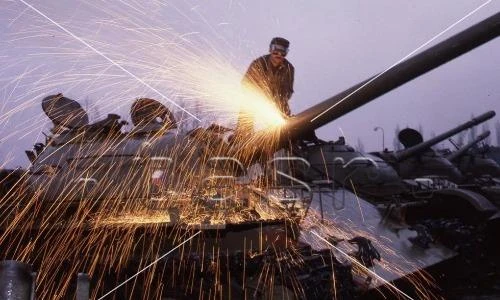 Xót xa cảnh hàng ngàn xe tăng T-54/55 bị "xẻ thịt"