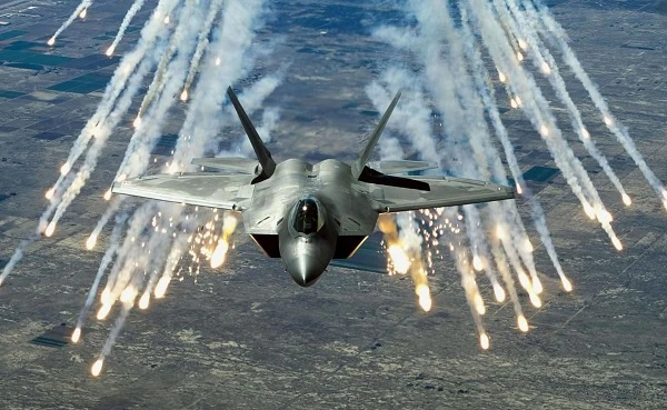 Vì sao "hàng độc quyền" F-22 Raptor của Mỹ vẫn ăn đứt F-35 "bán đại trà"?