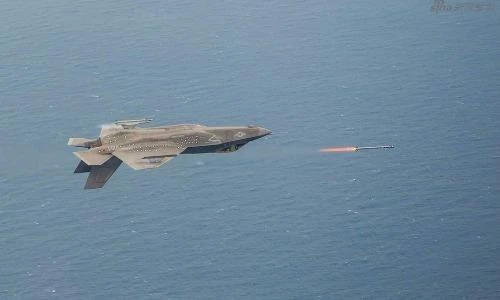 Tròn mắt xem máy bay F-35C Mỹ lộn ngược phóng tên lửa 