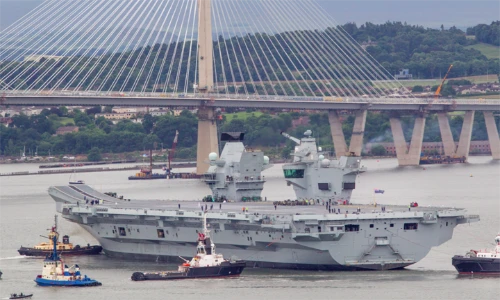 Quá to, tàu sân bay Anh chật vật chui cầu