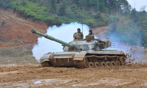 Mục kích xe tăng Type 96 của Trung Quốc lội bùn