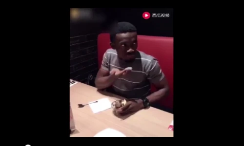 Video: Dùng tay không ăn lẩu, chàng trai khiến dân mạng rùng mình