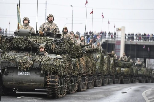 "Gã hàng xóm NATO" chung biên giới diễu binh khiến Nga nóng mặt