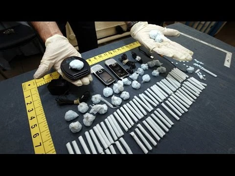 Soi giá cắt cổ của hàng hóa chui trong nhà tù