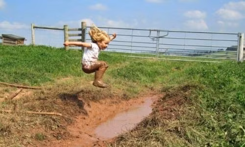 Cách những em bé siêu nghịch ngợm tận hưởng ngày cuối tuần