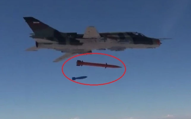 Choáng: Iran thử nghiệm tên lửa đạn đạo thả từ "quan tài bay" Su-22M4!