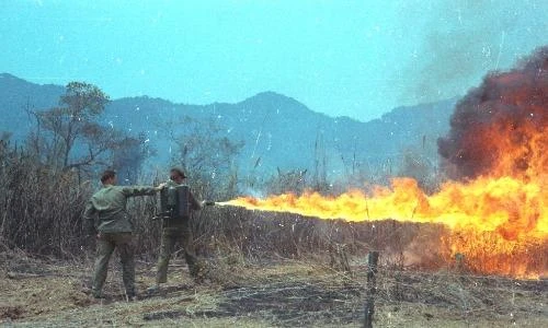 Tại sao súng phun lửa càng ngày càng bị thất sủng?