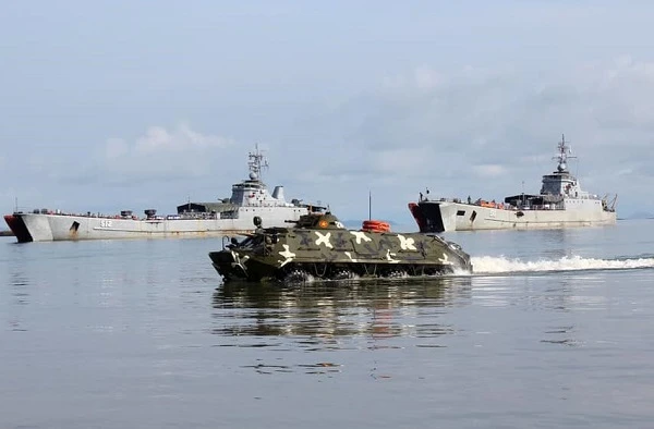 Xe bọc thép BTR-60 Việt Nam bơi cực đỉnh, phối hợp hiệp đồng tốt với tàu đổ bộ