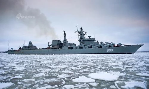 Ảnh: Tuần dương hạm Ustinov hùng dũng phá băng tiến vào cảng