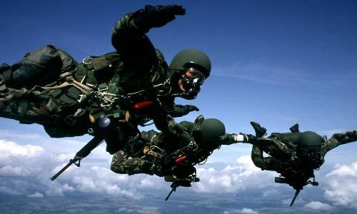 Soi cách lính Mỹ nhảy dù từ độ cao khủng khiếp 10.000 mét