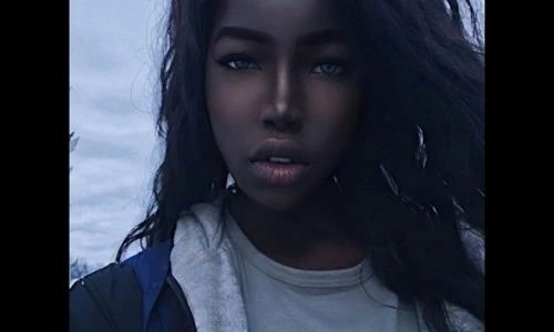 Cận cảnh nhan sắc cô gái da đen kì lạ xinh đẹp nhất thế giới