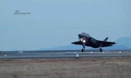 Ảnh phi công Nhật Bản "ngao du" trên siêu cơ F-35