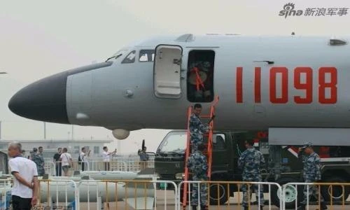 Phi công oanh tạc cơ H-6K Trung Quốc có ghế phóng thoát hiểm