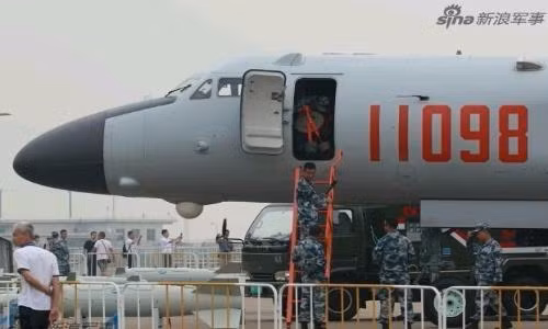 Phi công oanh tạc cơ H-6K Trung Quốc có ghế phóng thoát hiểm