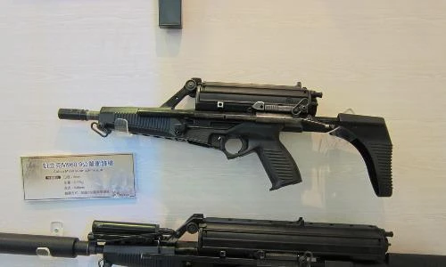 Kỳ dị khẩu tiểu liên "khủng" mang hộp tiếp đạn "có một không hai"