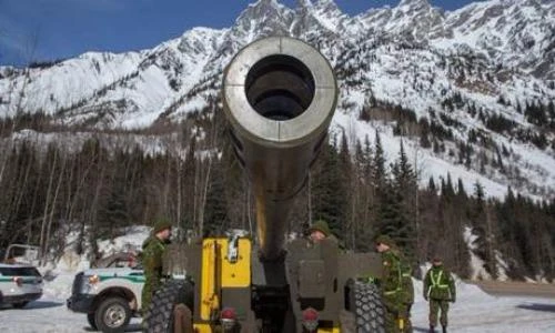 Kinh ngạc cảnh người Nga nã pháo 130mm gây lở tuyết