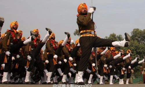 Khó đỡ cảnh duyệt binh Ấn Độ như biểu diễn...xiếc