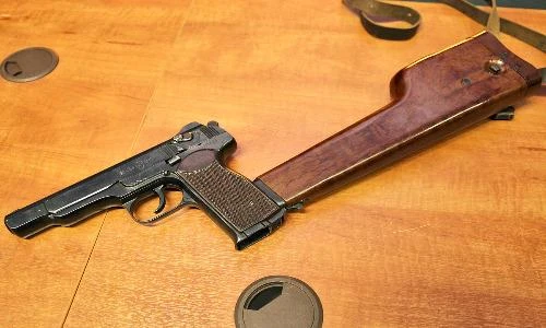 Kỳ dị thiết kế súng ngắn liên thanh đầu tiên do Liên Xô