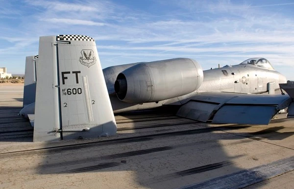 Cường kích cơ huyền thoại A-10 Thunderbolt của Mỹ lại tiếp đất bằng… bụng