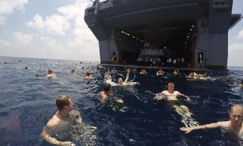 Khi tàu sân bay Mỹ biến thành...bể bơi khổng lồ