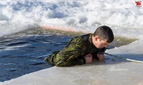Rùng mình cách binh sĩ Canada sống sót giữa rừng băng tuyết