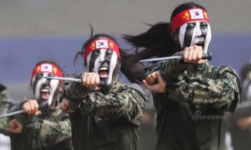 Vẻ đẹp chết ngất của cảnh sát đặc nhiệm Hàn Quốc