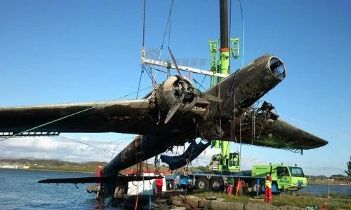 Trục vớt máy bay “hung thần” của Đức 