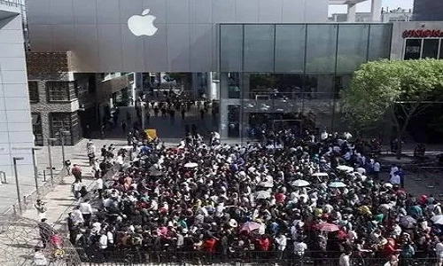 Thảm cảnh vạ vật xếp hàng chờ mua iPhone 7 