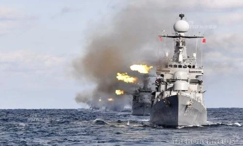 Mục kích tàu chiến Hàn Quốc nã pháo dữ dội trên biển