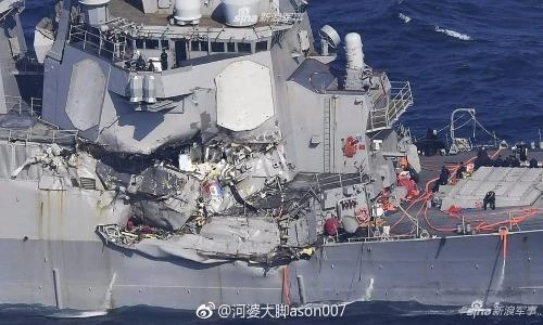 Cảnh bi hài sau khi siêu hạm Mỹ nát hông vì tàu hàng