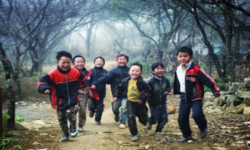 Ảnh trẻ em hồn nhiên hết cỡ qua ống kính phượt thủ