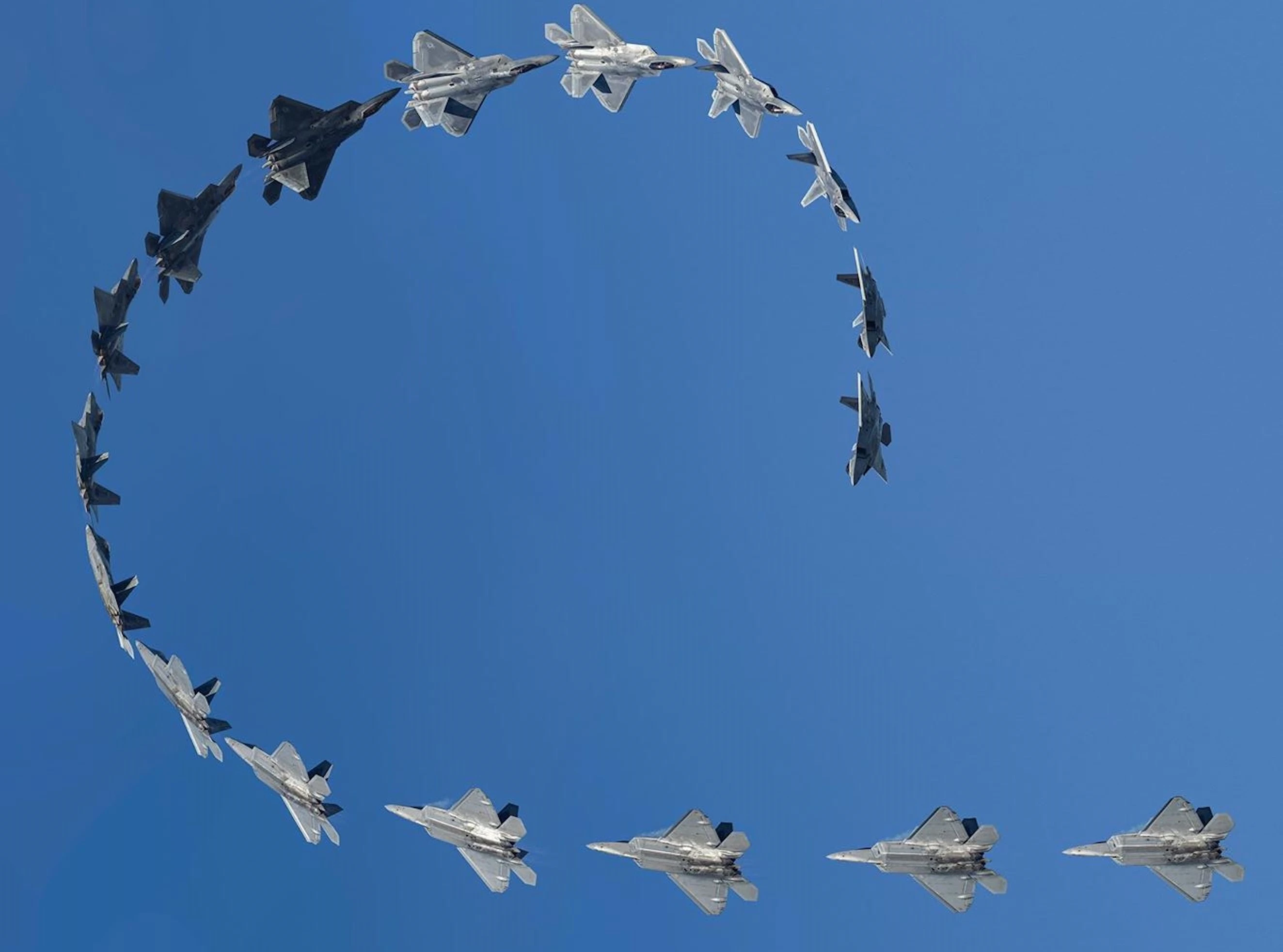 Bất ngờ: F-22 Raptor của Mỹ thừa sức làm động tác "rắn hổ mang" kiểu Nga