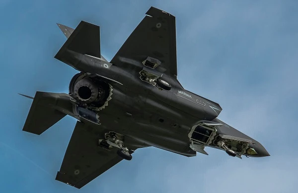 Có tính năng hạ cánh thẳng đứng, liệu F-35B có vận hành được trên khu trục hạm?