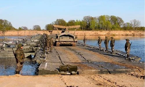 Mãn nhãn bộ đội Nga thần tốc bắc cầu phao vượt sông