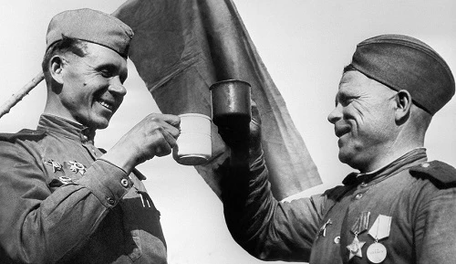 Không lo nồng độ cồn, vì sao lính tàu ngầm Nga phải uống rượu mỗi ngày? 