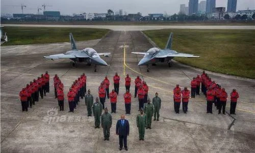 Soi máy bay huấn luyện L-15 Trung Quốc bán cho Zambia