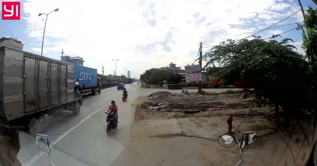 Video: Trộm vặt gương container đỗ ven đường trong nháy mắt