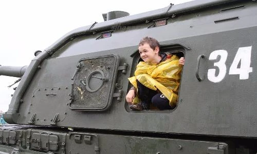 Sướng như trẻ em Nga: Học hè với xe tăng, đại bác