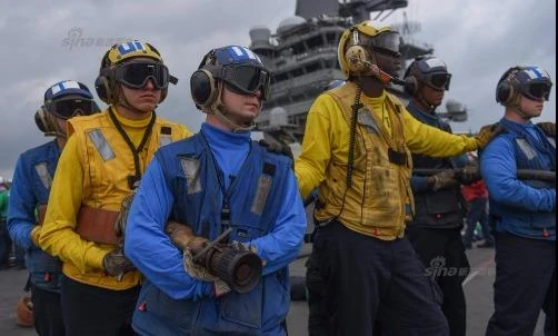 Cận cảnh tàu sân bay Mỹ áp sát Eo biển Triều Tiên