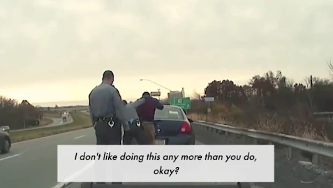 Video: Khoảnh khắc cảnh sát Mỹ đấu súng kịch tính với kẻ đi quá tốc độ