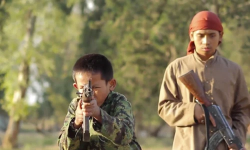 Xót xa những em bé Syria bị IS bắt phải cầm súng