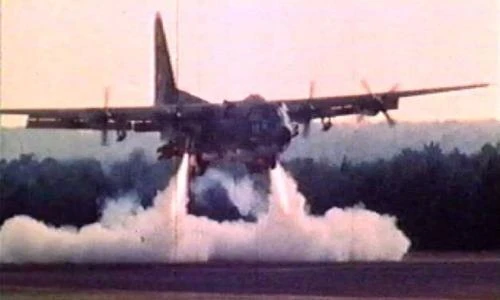 Kinh hoàng: Máy bay C-130 hạ cánh trên... tàu sân bay
